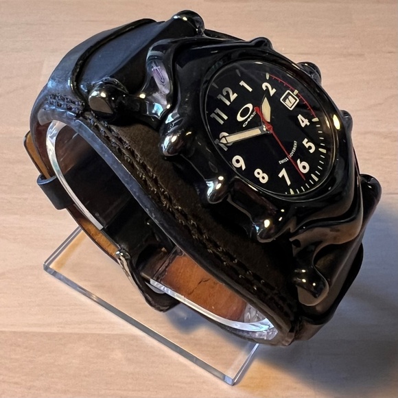 OAKLEY Watch - Saddleback - Black Leather/Stealth Black - Picture 2 of 5